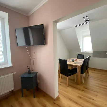 Schoene Drei Raumwohnung. Hell,stilvoll, Gemuetlich.