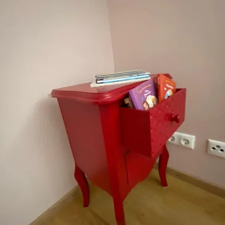 Schoene Drei Raumwohnung. Hell,stilvoll, Gemuetlich. Apartment