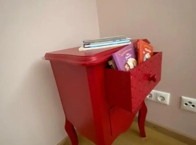 Schoene Drei Raumwohnung. Hell,stilvoll, Gemuetlich. Apartment