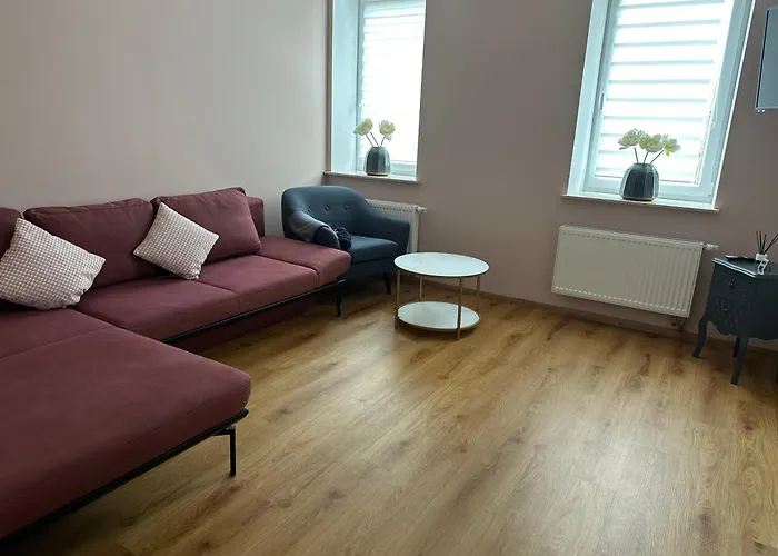 Schoene Drei Raumwohnung. Hell,stilvoll, Gemuetlich. Apartment